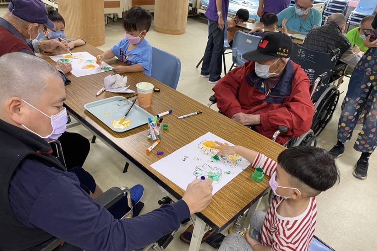 馬蘭榮家規劃「共融體驗服務」，長輩與小鯨鯊幼兒園孩童一起完成美勞創作。