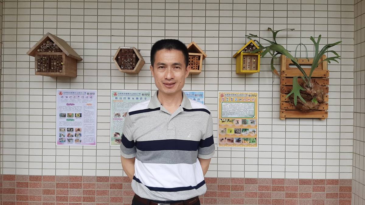 大山國小校長徐慶宏，他背後為學生製作的獨居蜂旅館