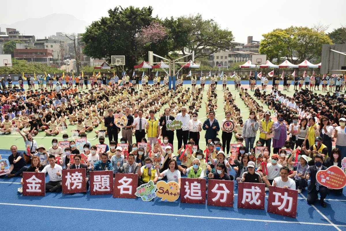 淡中招募校友回娘家 加油棒提袋杯祝九年級考生追分成功