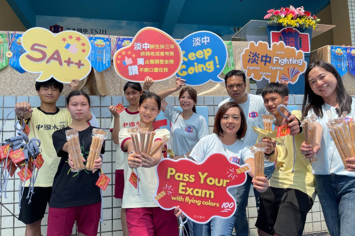 淡中準備客製化祈福金句加油棒餅乾及「提杯帶」為九年級同學祈福