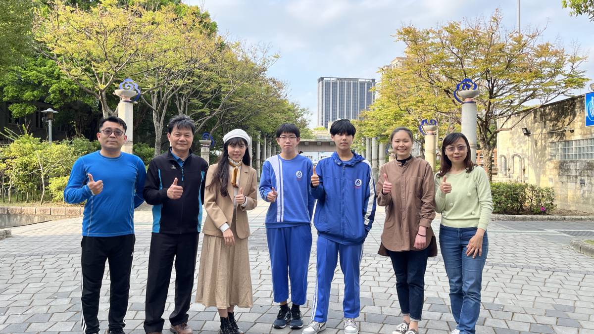 110學年度健康促進學校輔導計畫前後測成效評價成果優良學校 -臺北市萬華國中 - 採訪合影

110學年度健康促進學校輔導計畫前後測成效評價成果優良學校，成果主題為「從健康養成班轉化為校園永續經營，讓學生遇見更美好的自己」的臺北市萬華國中，辦理健康養成班，邀請營養師入校教授飲食控制課程、推動SH150鼓勵學生每週在校規律運動達150分鐘，並提供實質獎勵促使學生更在意身體健康。推動健康養成班之後，學生不僅體重恢復正常、體態變好，自信心和精神也跟著提升，也會為了運動，增進時間管理能力，平衡學業與休閒活動。青少年正值在意外貌形象的時期，帶給青少年正確的健康觀念，是比學業知識更重要且無價的禮物。萬華國中期許能協助學生用正確方法找到適合自己的健康體態，遇見更美好的自己。

採訪：臺北市萬華國中洪志成校長、陳威宇學務主任、
             張珊珊護理師、李安琦前衛生組長、
             908班生林楷鈞、904班生郝家陽