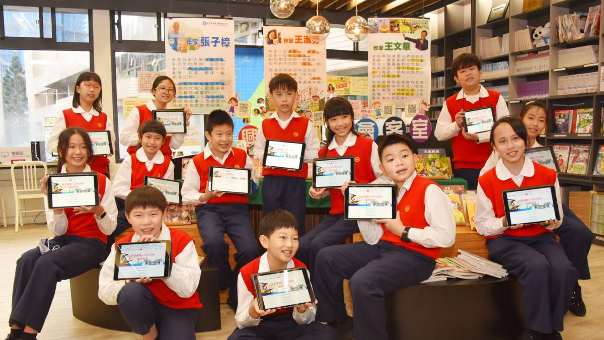 再興小學擁有臺北市第一座柯華葳數位愛的書庫，作為數位閱讀教學基地。學生在幕典禮上擔任數位導覽小志工。(再興小學提供)