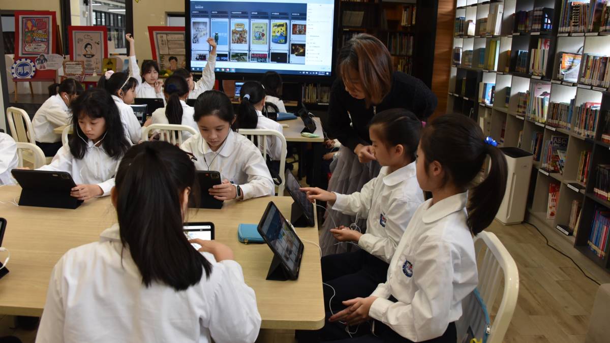再興小學將數位平板融入校訂閱讀寫作課程。(再興小學提供)