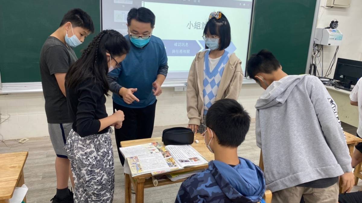 東山國小閱讀推動教師蕭人龍帶領學生進行雙閱讀素養—跨文本教學。(東山國小提供)