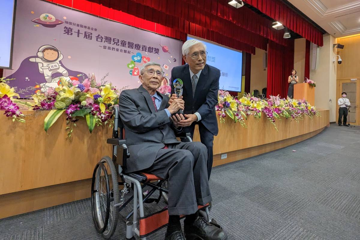 臺灣遺傳學之父、前衛生署長李明亮榮獲第十屆《臺灣兒童醫療貢獻獎》終身貢獻獎最高榮譽
