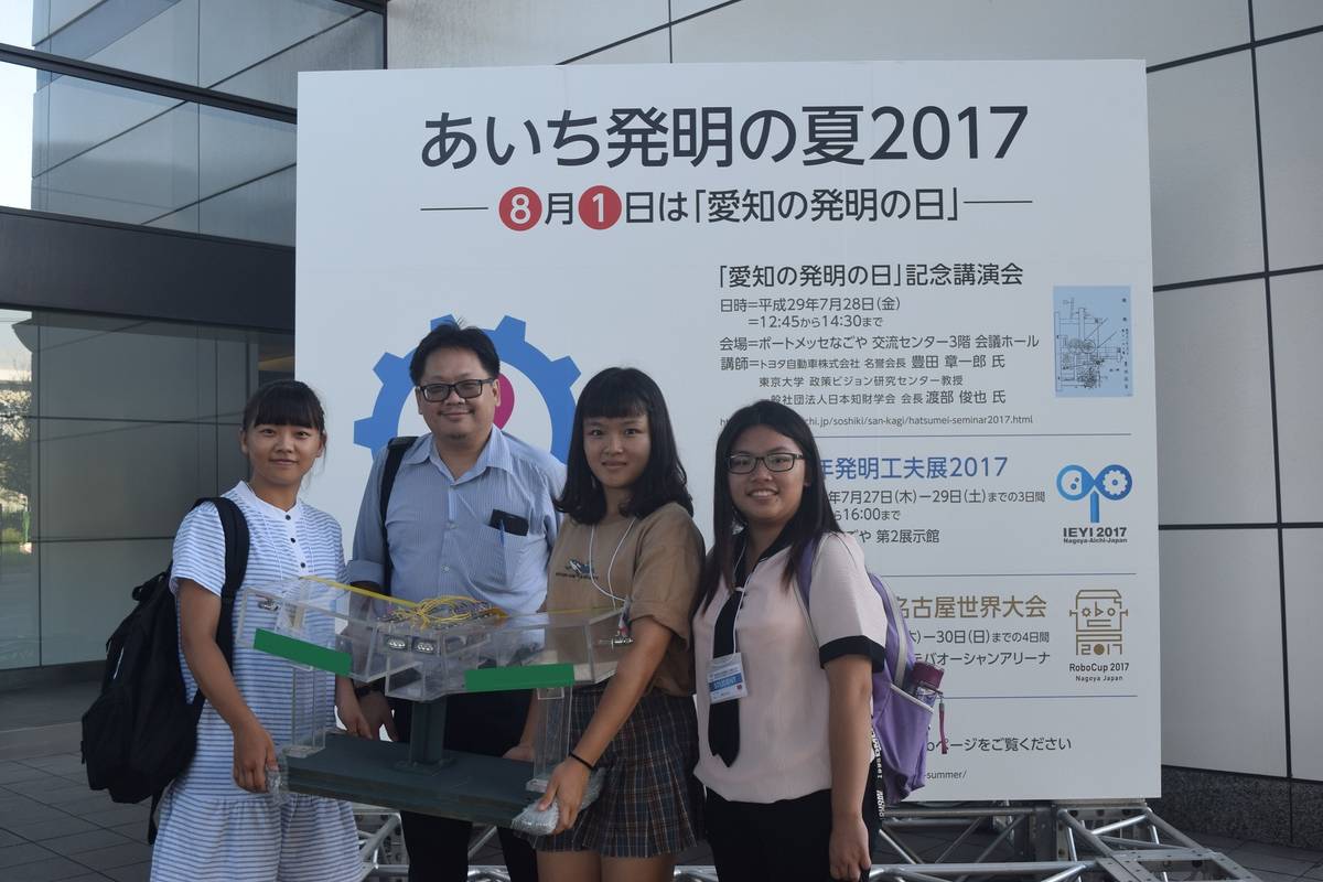 吳宏達老師（左二）帶領學生參加日本的「世界發明展」