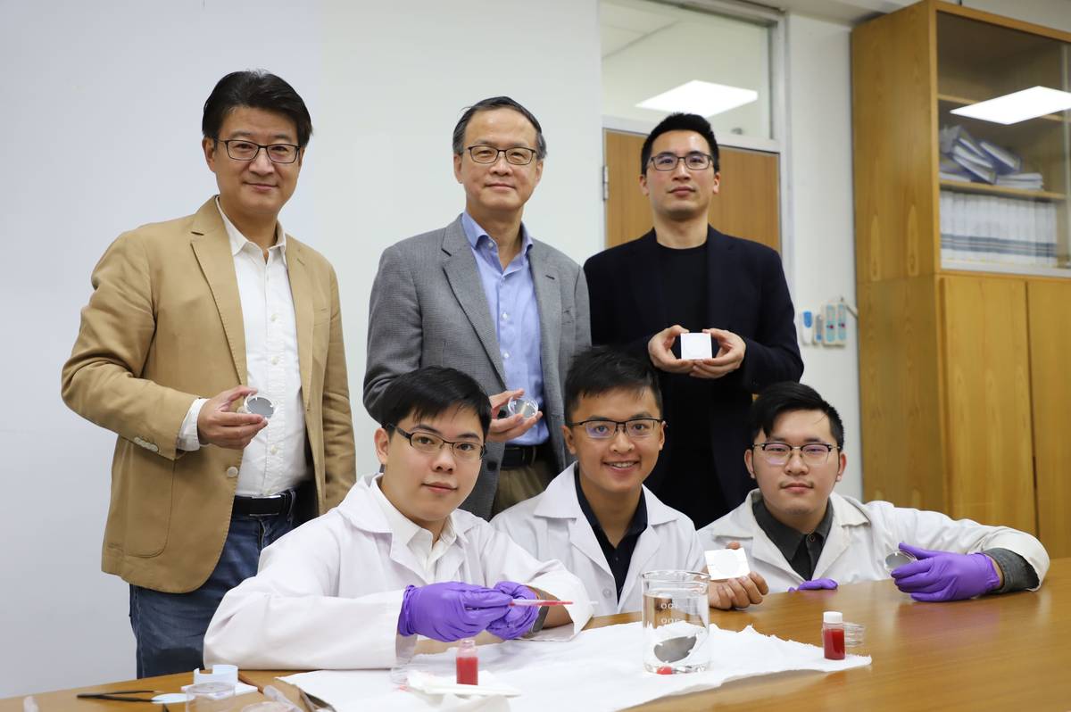 跨校團隊合影，臺大化工系童國倫教授(後排左一)、臺科大材料系朱瑾講座教授(後排中)、臺科大化工系江偉宏教授(後排右一) (臺科大提供)