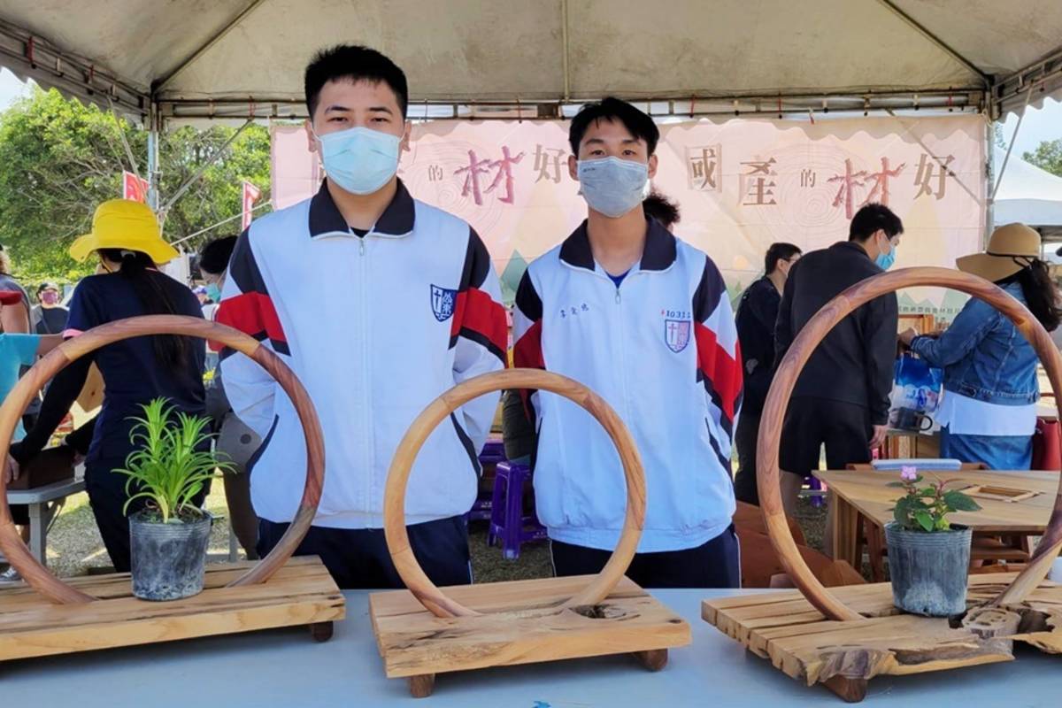公東高工木工科師生以臺東林管處提供的國產材創作特色家具，獲得許多民眾青睞。