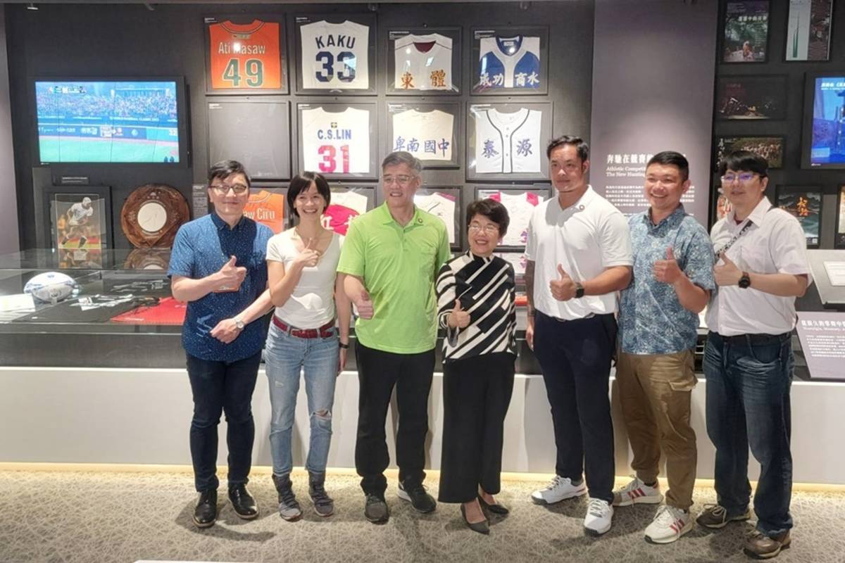 史前館南島展廳聚焦當代性，展出原住民世界級運動員的球衣與器具，彰顯南島族群為運動體育做出的貢獻，並邀請臺灣原住民族棒球運動發展協會搶先參訪。

