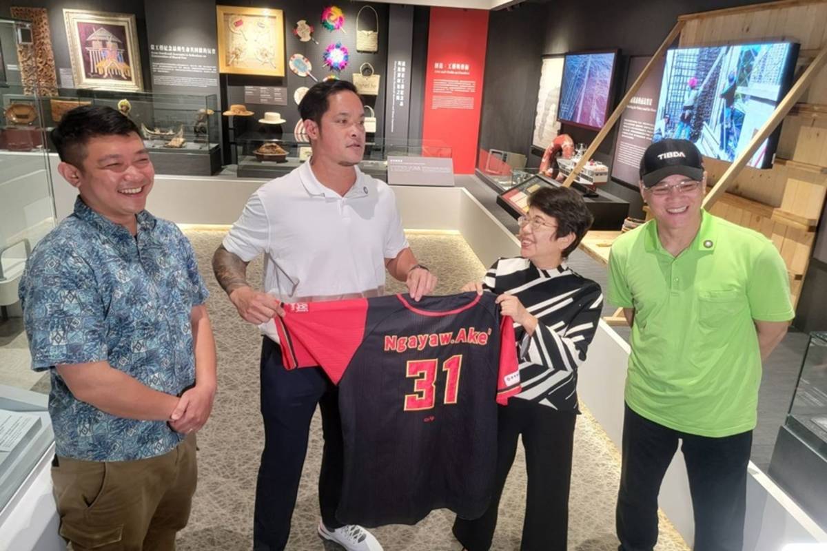 原棒協理事長林智勝將族名球衣移交給史前館展示。