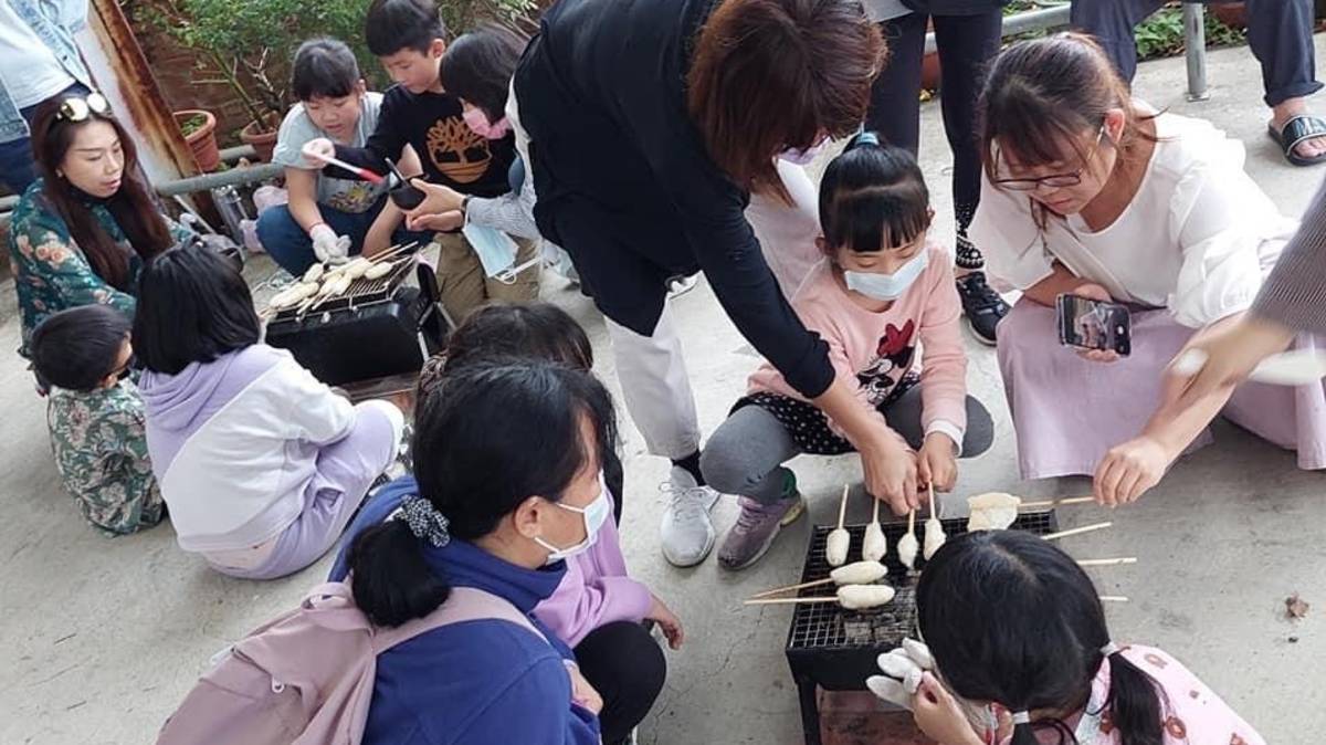帶著孩子到鄉下學做菜-大人小孩一起烤米棒