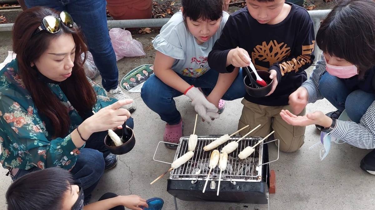 帶著孩子到鄉下學做菜-全家大小一起烤米棒