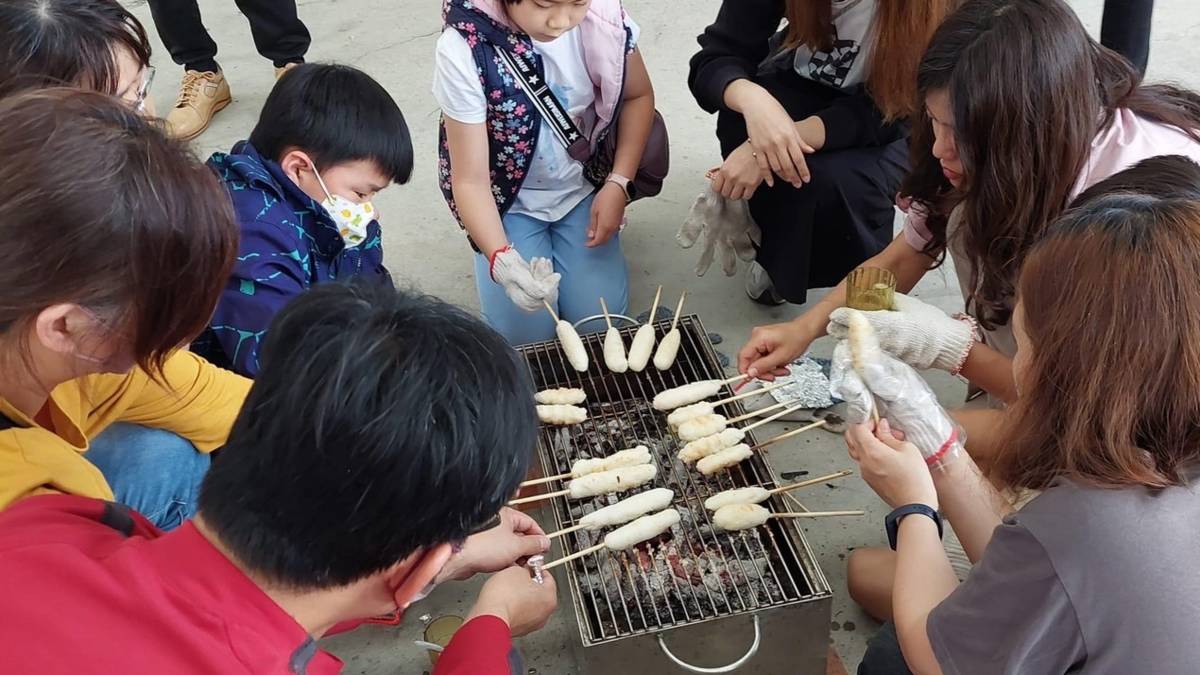 帶著孩子到鄉下學做菜-烤米棒,溫度高要帶手套喔