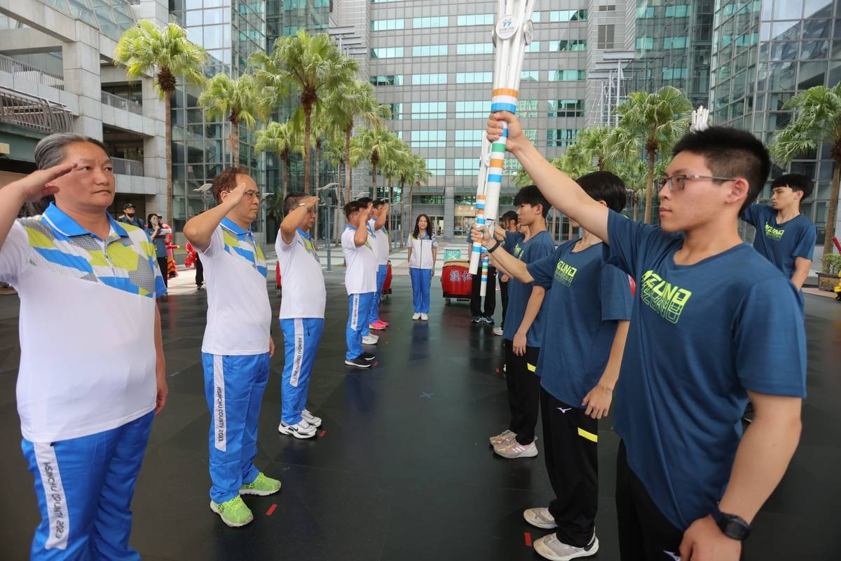 忠孝國中和新竹縣大會聖火隊以奧林匹克傳遞模式交接聖火