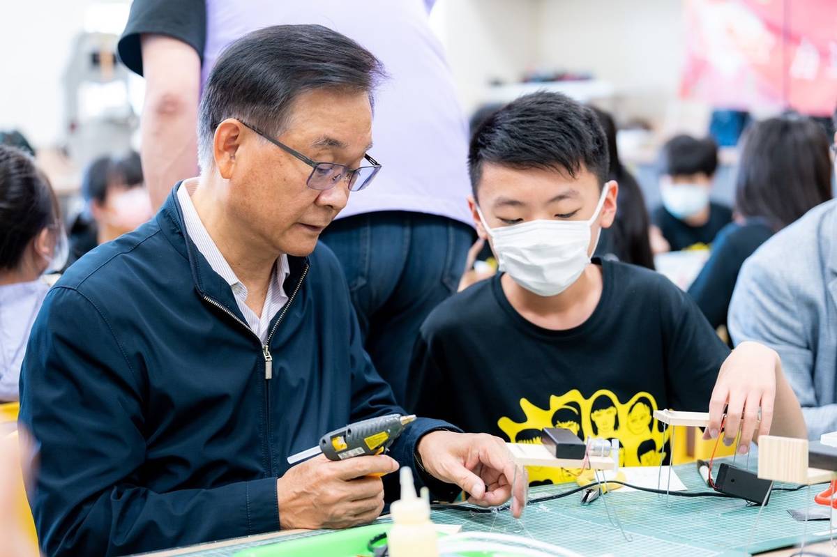 湯志民局長與東新國小6年級學生一同體驗新科技中心「抖抖機械獸」課程