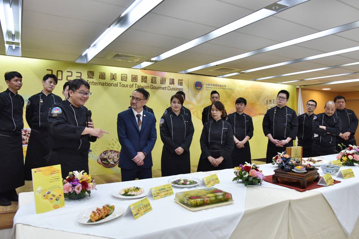 主廚們於行前說明會上展示教學主菜，並介紹料理特色 (僑委會提供)
