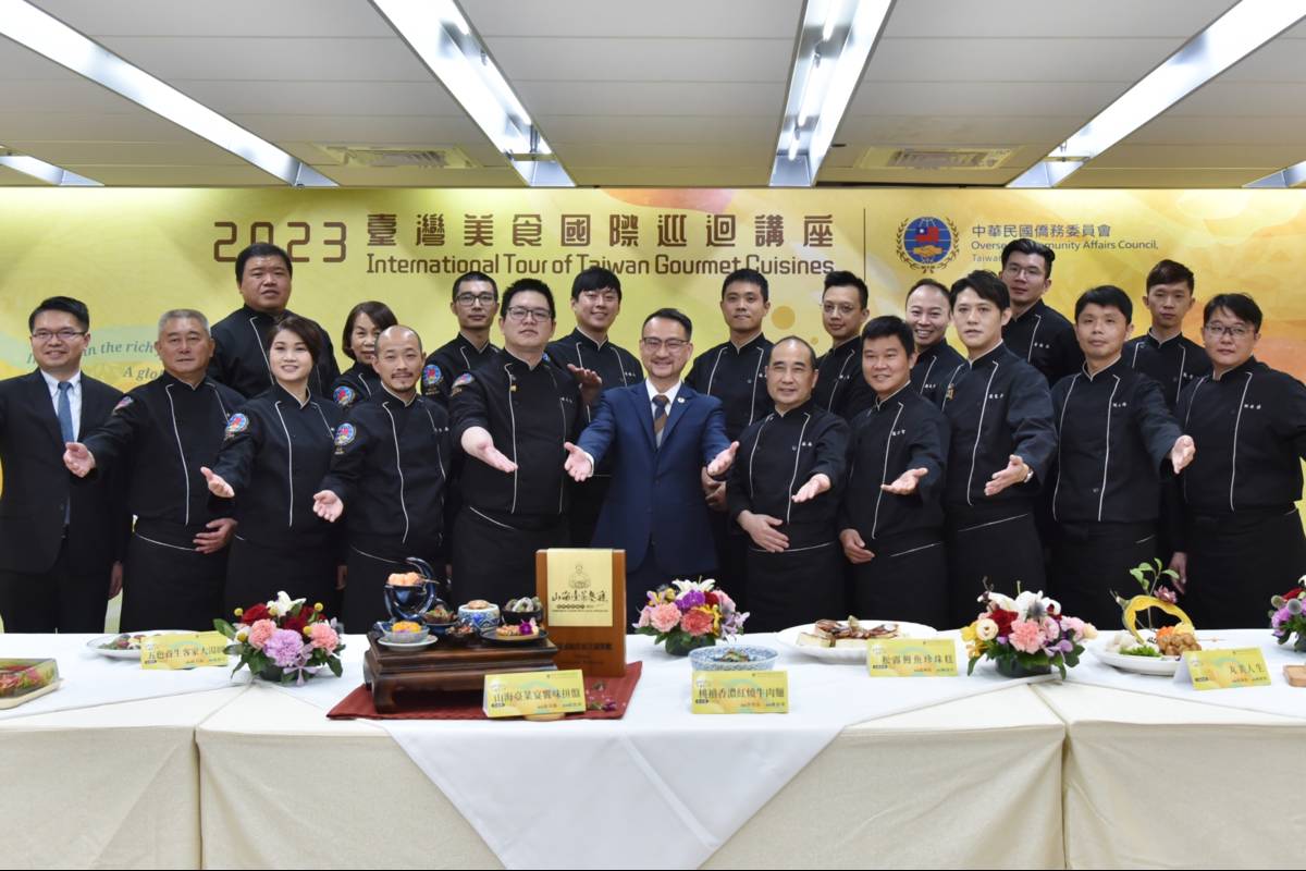 僑委會副委員長阮昭雄(中)與赴海外巡迴美食教學主廚合影 (僑委會提供)