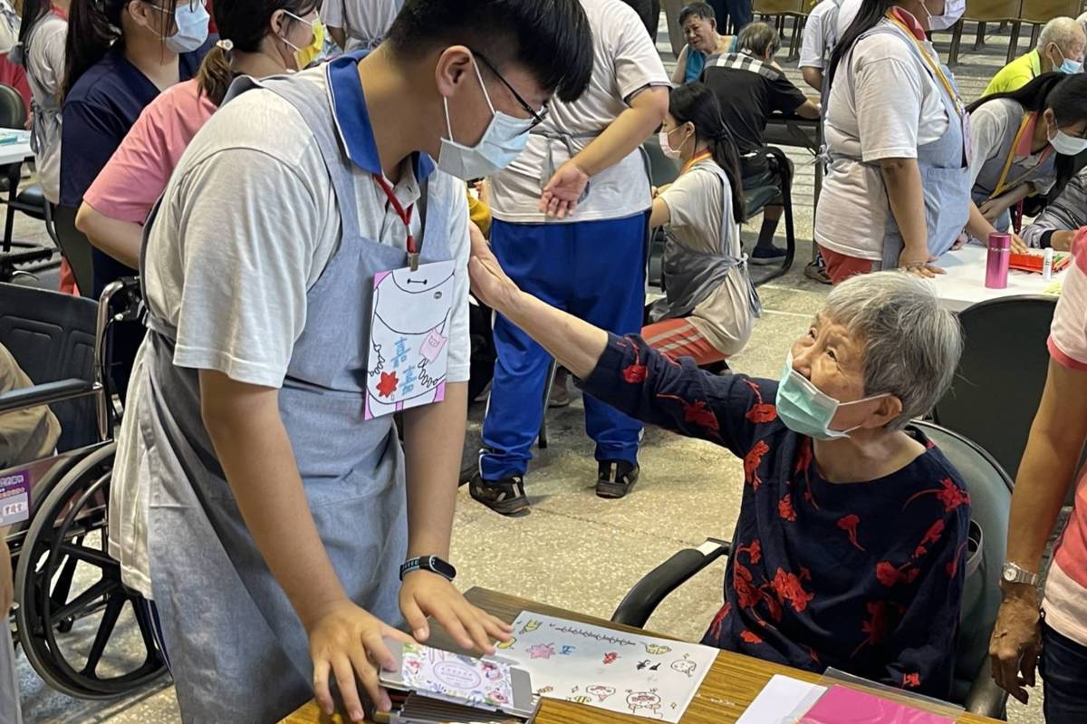 達德商工照顧服務科學生到彰化榮家陪長輩聊天並進行活動(圖片來源：彰化榮家)