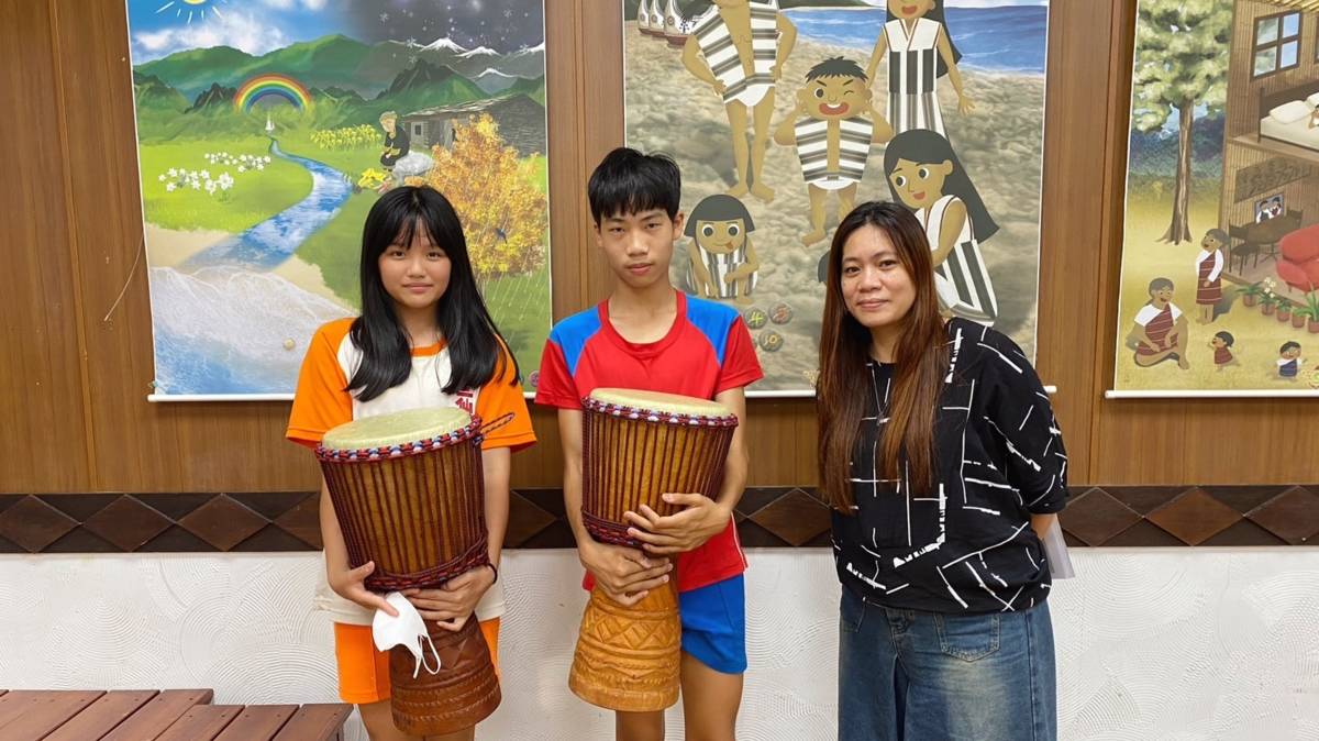 三仙國小美怡主任(右)、俊恩同學(中)及柔禕同學