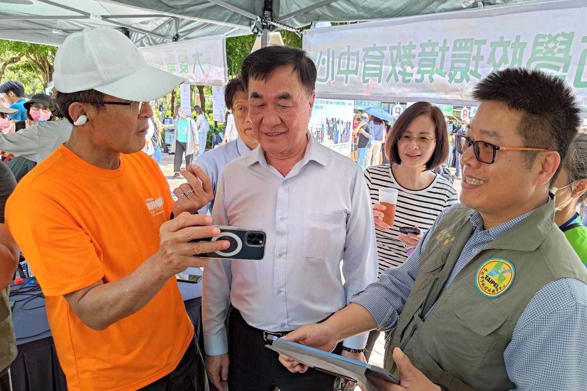 學校環境教育中心執行長向李四川副市長說明3D元宇宙濕地課程設計理念