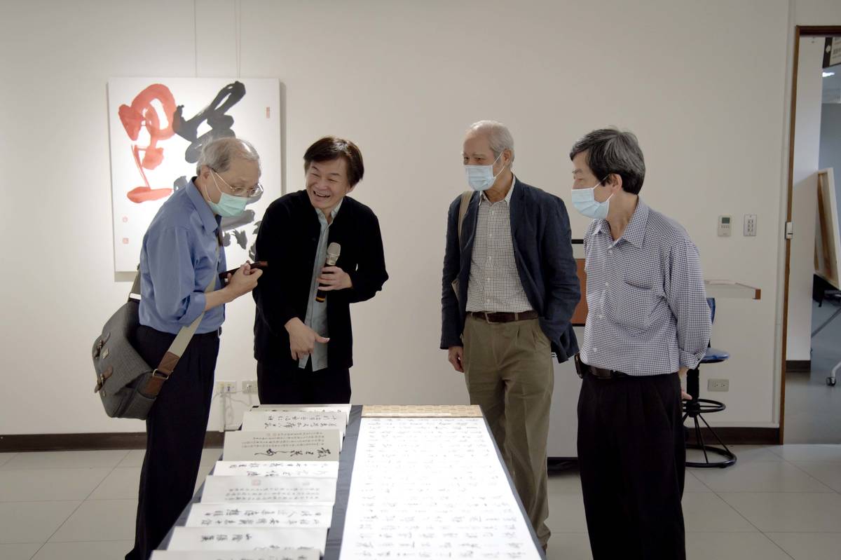 參展書法家（左起）林隆達教授、黃智陽院長、陳坤一顧問、蔡明讚社長在現場討論作品 (華梵提供)