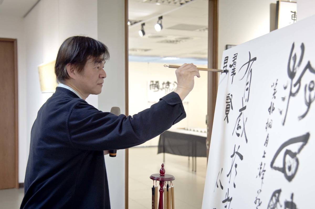 華梵大學人文與藝術學院黃智陽院長為開幕暖場活動揮毫 (華梵提供)