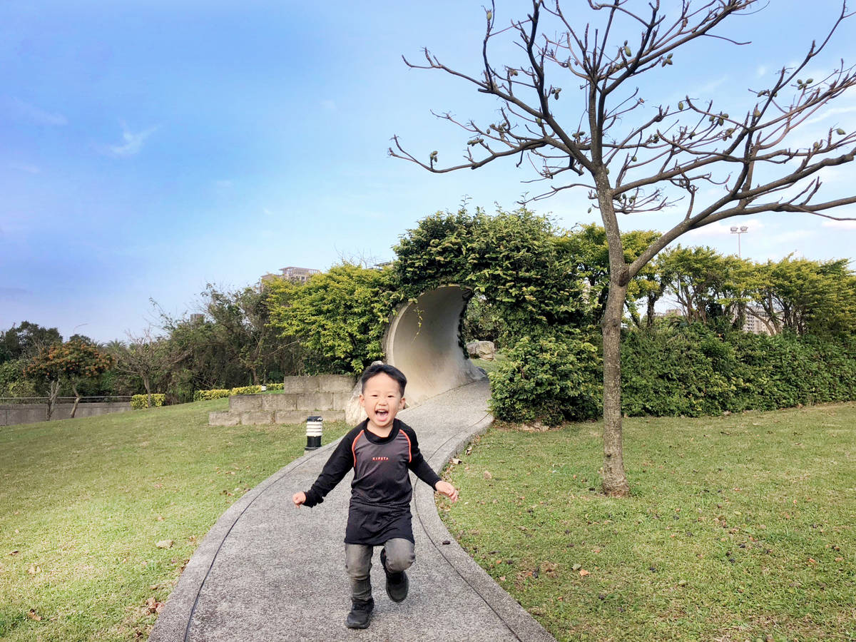 來水管公園小孩可以盡情奔跑放電
