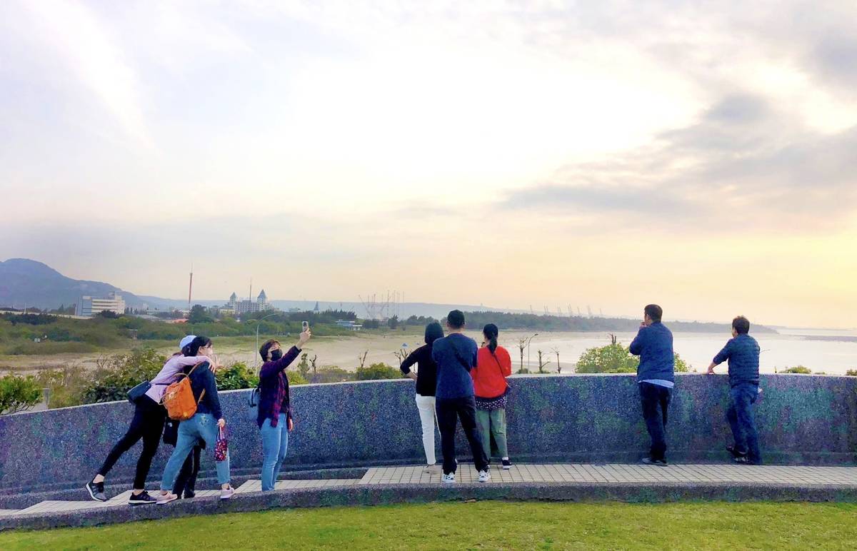 淡水水管公園面海臨沙灘非常適合三五好友來看夕陽