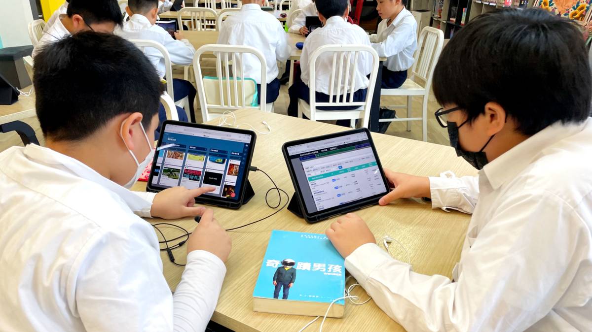 學生在「電影與文學的對話」課程中，以平板觀看電影預告連結，並利用線上檢索功能，在圖書館找到電影對應的文學作品原著。