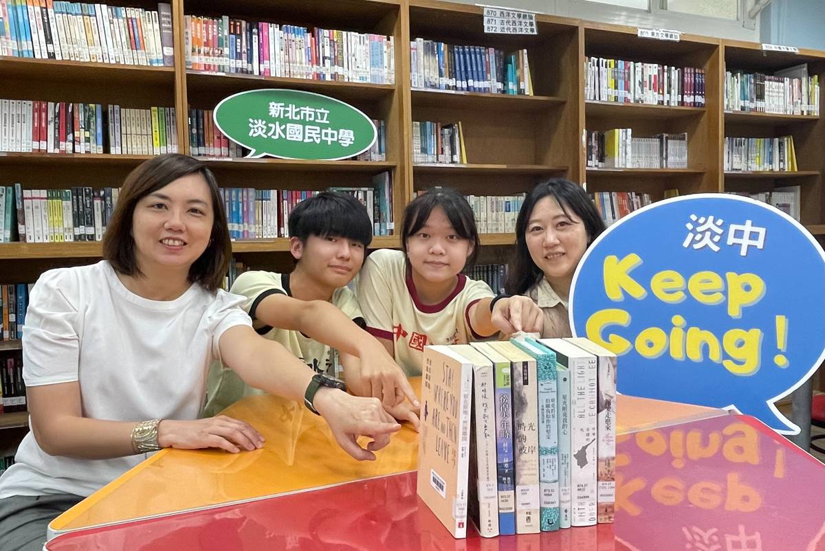 淡中為你寫詩活動按讚數第一名的創作者邱于軒(左二)、蘇亭安與作品合影