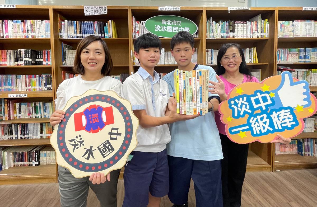 淡中張世穎(左二)、李丞福以人間愉快為題創作，獲得按讚數第二名