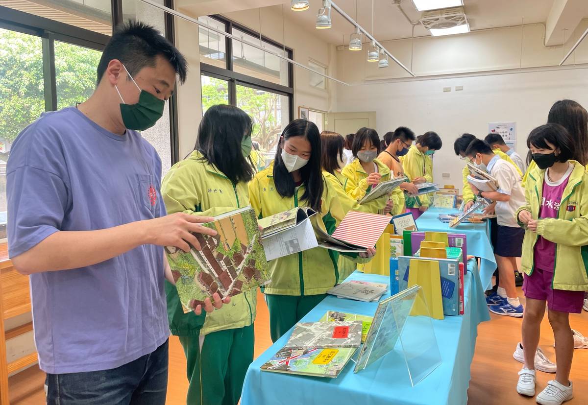 淡水國中透過排詩朗詩、傳香漂書活動 提升閱讀樂趣