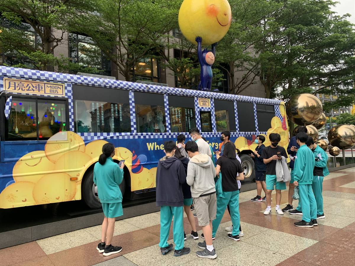 松山工農同學們在幾米月亮公車關卡進行解謎