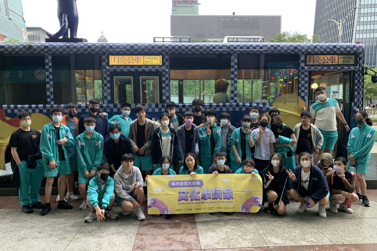 松山工農同學們以班級為單位進行文化小玩家活動，透過手機實境解謎APP遊戲─「南南細語」進行闖關