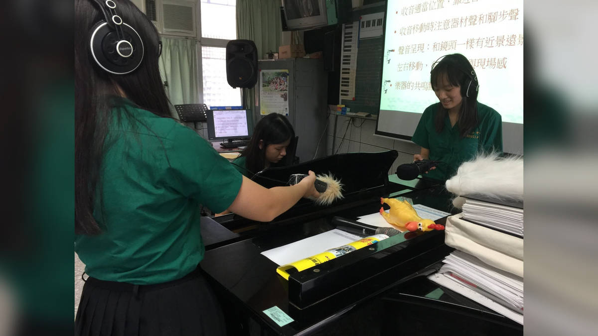 課堂收音練習（照片由張萬苓老師提供）