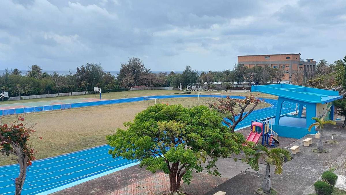 臺東縣富岡國小操場意象和學校旁的太平洋呼應