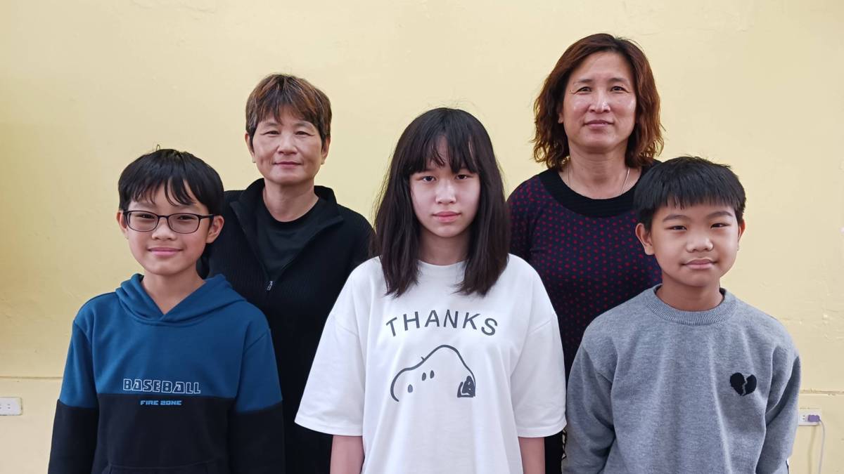 「110學年度健康促進學校輔導計畫前後測成效評價成果報告：國小學童視力保健策略和教學活動成效研究」 - 優良學校 臺東縣豐田國小 - 受訪者合影

臺東縣豐田國小是110學年度健康促進學校輔導計畫前後測成效評價成果報告中的優良學校，為了保護學童視力健康，設計愛眼週記、眼科參訪活動，啟發孩子的自省能力，改掉不良用眼習慣，更與安親班、教會、家庭合作，讓學生的視力保健無死角。將學生們的健康擺在第一位的豐田國小，也致力於推動「下課淨空」活動，希望孩子們能真正讓眼睛放鬆，不剝奪下課時間讓孩子寫作業，還有老師自發性帶起「零節運動」帶孩子們晨跑，不僅增進學童在校園的活動時間，還提高專注度。豐田國小將視力保健融入學生的每日作息，期許每個學童都能帶著正確的健康知識快樂成長，用靈魂之窗看見最美的人生風景。

採訪：臺東縣豐田國小羅惠君護理師、李玉霞老師、
             五年乙班生洪沈宣尨、張晉碩、莊宛縈
