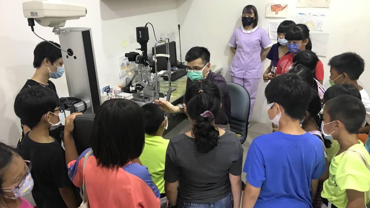 「110學年度健康促進學校輔導計畫前後測成效評價成果報告：國小學童視力保健策略和教學活動成效研究」 - 優良學校- 臺東縣豐田國小 - 帶學童實地參訪眼科診所，並由眼科醫師親自導覽