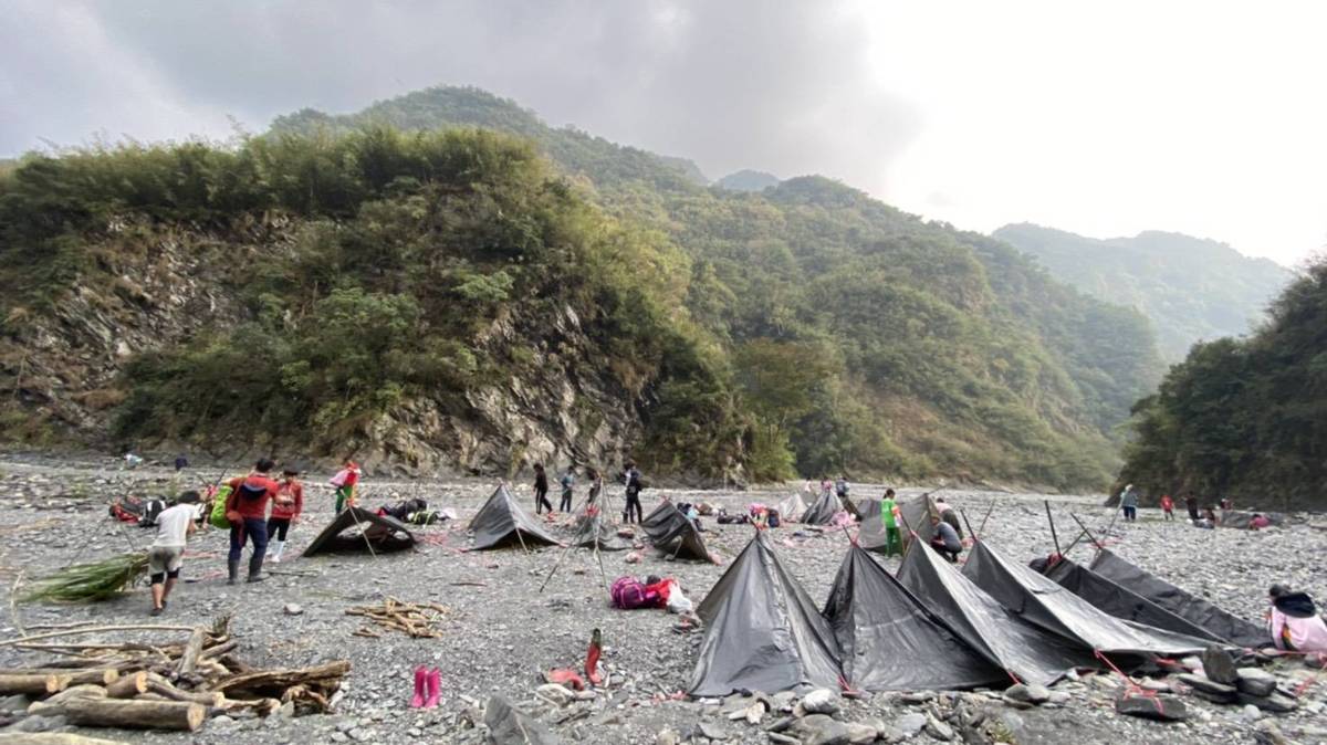 分工合作搭起獵人帳