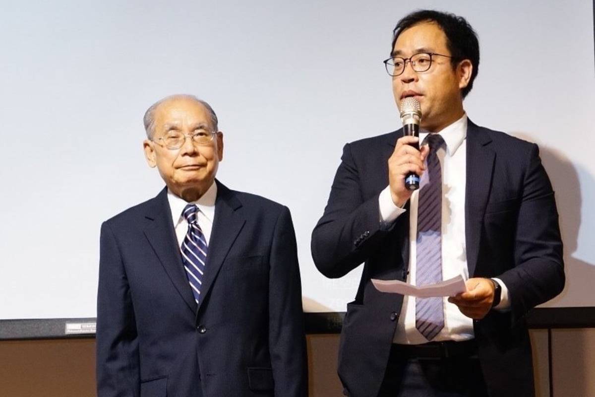 倪蔣懷先生的兒子倪侯仁(左一)及孫子倪伯豪代表家族出席捐贈儀式