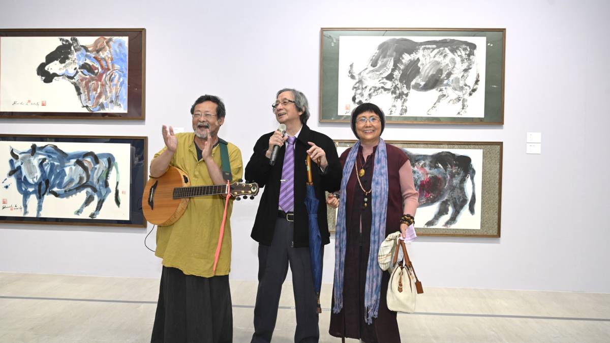 陳明章（左）與謝里法（中）於展場即興互動演出