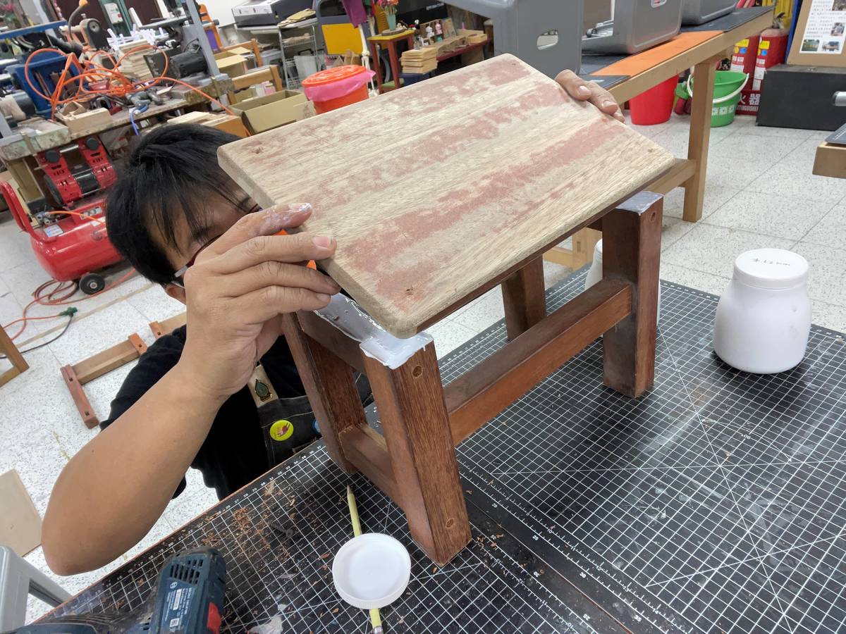 清水高中老師改造廢棄課桌椅