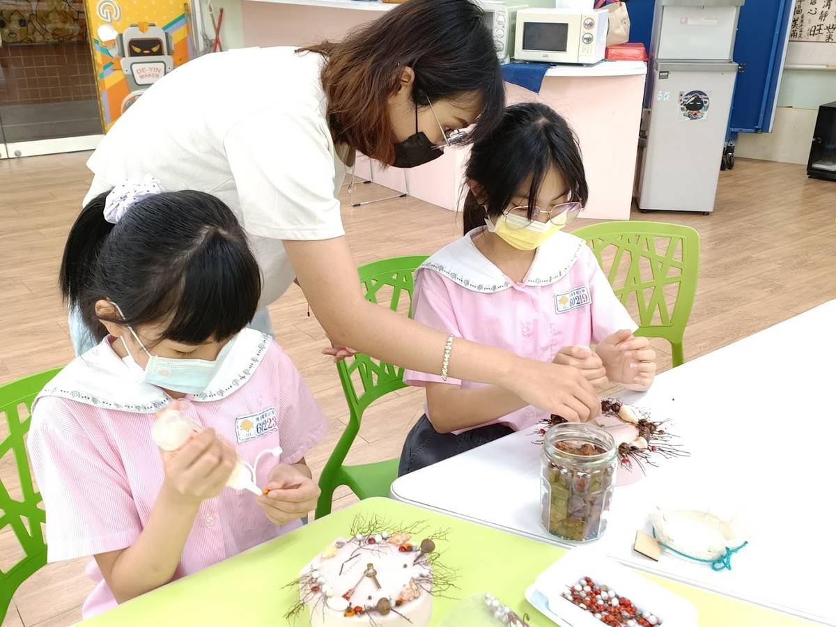 德音國小師生製作海樹造型鐘