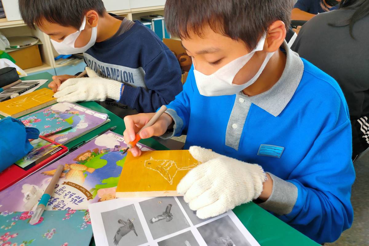 武林國小學生製作生態版畫