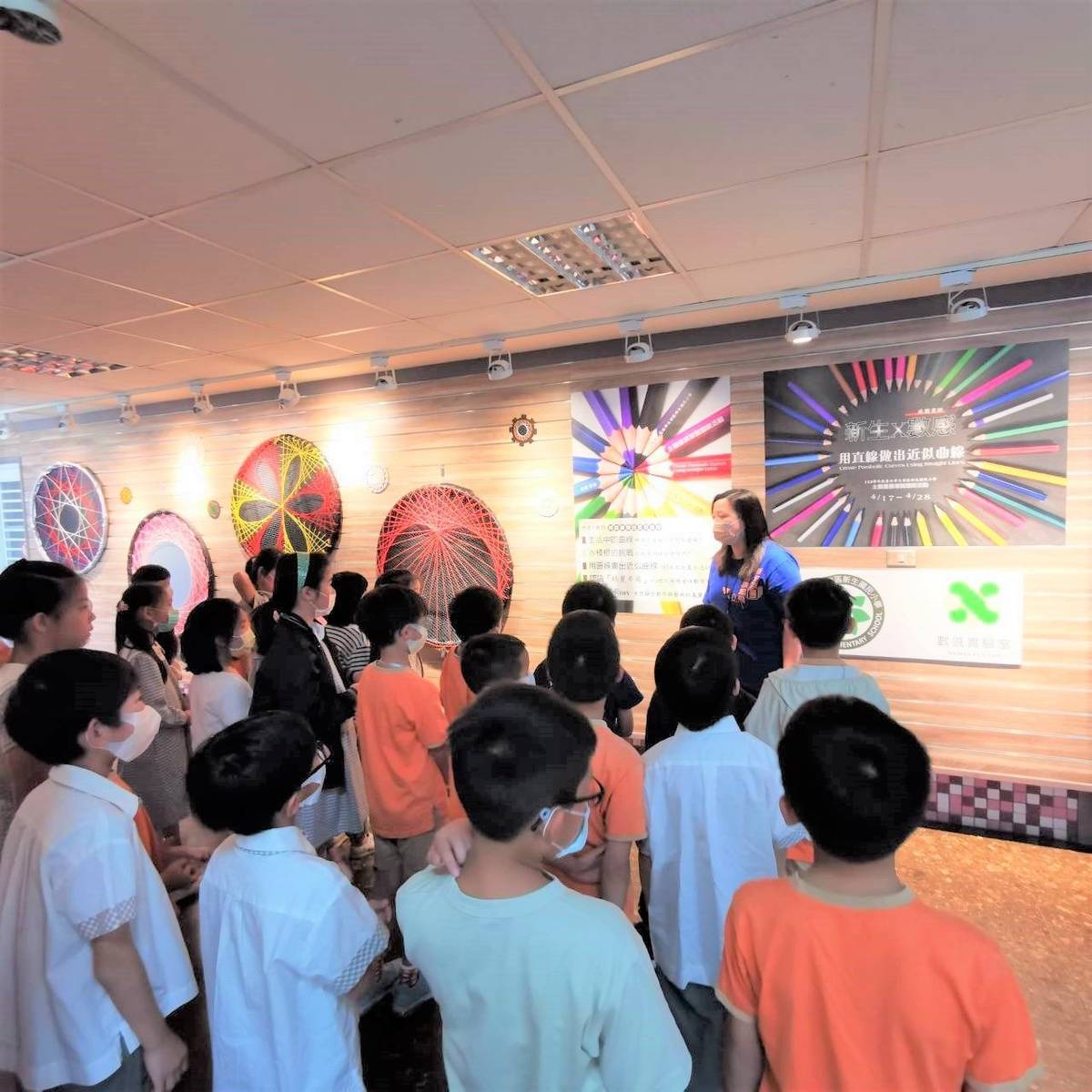 新生國小舉辦「新生X數感：用直線做出近似曲線」旅圖書館科普主題書展暨導覽體驗

