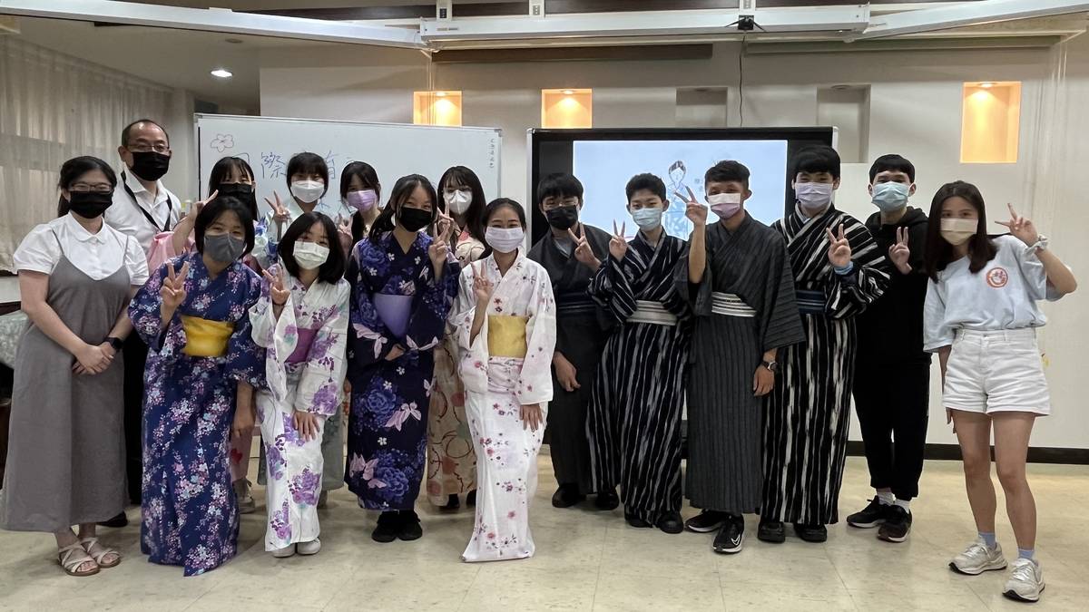 正德國中學生穿上日本浴衣與日本臺灣交流協會藤田智彥老師合影
