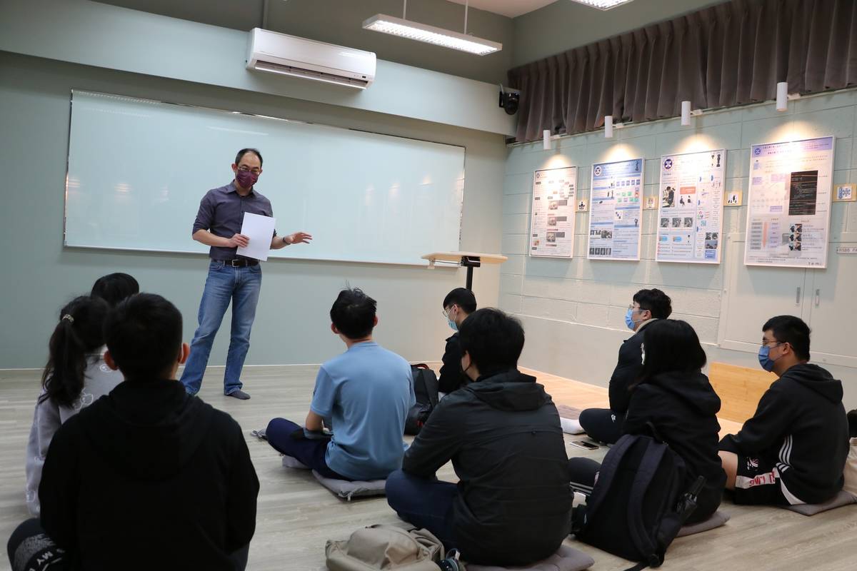 多場域智慧人機互動教室建置人，工管系林瑞豐副教授上課情景 (元智提供)