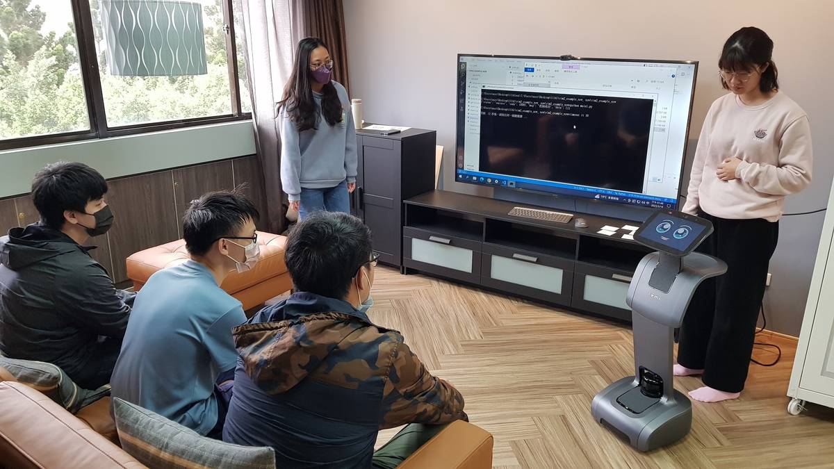 學生測試temi機器人的編程結果 (元智提供)