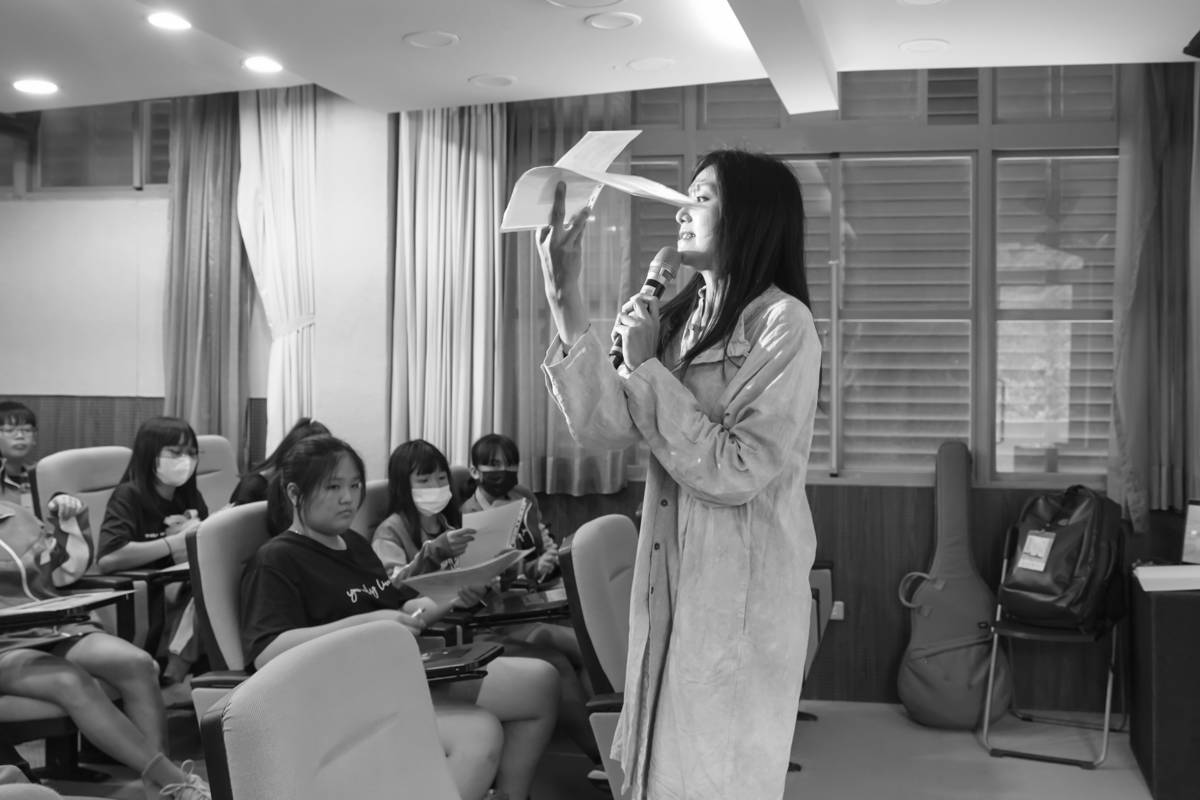 音樂藝術家王榆鈞引領綠島國民中學師生，透過聆聽練習，在賽璐璐片上描繪心中的綠島 (人權館提供)