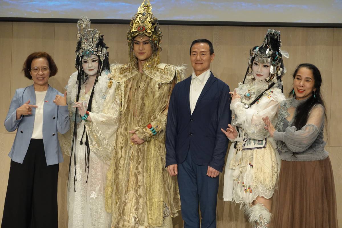當代傳奇劇場推出全新製作《女神‧西王母》，(左起)高市府文化局副局長簡美玲、演員黃若琳、演員朱柏澄、導演吳興國、演員陳允雯、製作人林秀偉